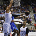 Sutton fuerza la penetración ante Tavares.-SANTI OTERO