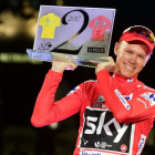 Chris Froome, con el trofeo que lo acredita como ganador este año del Tour y de la Vuelta.-AFP / JOSÉ JORDÁN