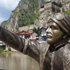 Estatua de un príncipe otomano haciéndose un selfi.-Foto: HURRIYET