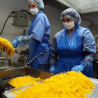 Empleadas de la fábrica durante la producción de huevo hilado.-ICAL