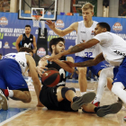 Kravtsov (izquierda), Jaramaz (centro) y Frazier (derecha) luchan por un balón con el jugador delEstudiantes Vicedo, ayer, en Guadalajara.-ACB PHOTO / E. COBOS