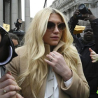 Kesha, en febrero del 2016, a su salida de la corte de Manhattan, donde presentó una demanda por abusos contra su mánager, Dr. Luke.-AP / MARY ALTAFFER
