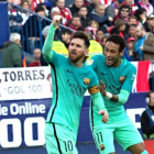 Messi, felicitado por Neymar, celebra el gol que dio el triunfo al Barcelona en el Calderón.-DAVID CASTRO
