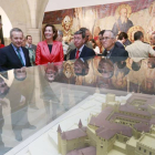 Josefa García Cirac recorrió la muestra con, de d. a i., Álvarez Quevedo, Rico, Payo, Lacalle y Méndez Pozo.-Raúl Ochoa