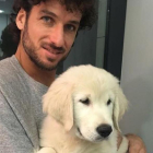 Feliciano López, con su nueva mascota, un golden retriever.-EL PERIÓDICO