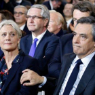 François Fillon y su esposa, Penelope, en un mitin político en París el pasado 29 de enero.-REUTERS / PASCAL ROSSIGNOL