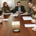 Directivos de FAE durante una reunión en el Ayuntamiento con el alcalde y la concejal de Promoción Industrial.-RAÚL OCHOA