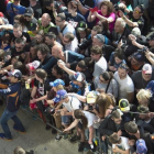 Marc Márquez se hace un selfi con decenas de seguidores en Sachsenring.-MIRCO LAZZARI
