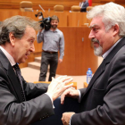 José Ignacio Delgado (izquierda) con el consejero de la Presidencia de la Junta, José Antonio de Santiago-Juárez.-ICAL