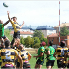El flanker galés Ed Wheeler gana una touche el estreno como local en la División de Honor B del UBU Aparejadores, el 21 de septiembre de 2014.-ISRAEL L. MURILLO