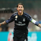 Sergio Ramos celebra el primero de sus goles al Nápoles en San Paolo.-AFP / CARLO HERMANN