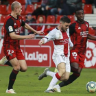 Guridi y Malsa persiguen a un jugador del Huesca-La Liga