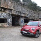 El Fiat 500X, un vehículo con carácter del segmento de los SUV urbanos frente al antiguo polvorín de Hontoria de la Cantera.-HÉCTOR FUSTEL