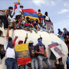 El violinista venezolano Willy Arteaga (arriba)  toca junto a manifestantes sobre una mezcladora de cemento durante una protesta de este pasado sabado en Caracas.-MAURICIO DUEÑAS CASTAÑEDA
