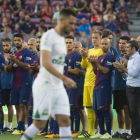 Los jugadores del Barça y Valverde aplauden a los del Chapecoense en el Camp Nou.-JORDI COTRINA