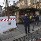 Barreras de hormigón para proteger un mercadillo navideño en Dresde.-EFE / ARNO BURGI