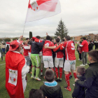 Jugadores y aficionados del Briviesca festejan el ascenso conseguido con su victoria ante la UBU-Gerardo González