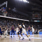 El azulgrana Kyle Kuric y el madridista Taylor en una accion del primer partido de la final de la pasada temporada.-LUCA PIERGIOVANNI (EFE)