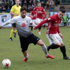 Andrés controla el balón ante la oposición del jugador del Mirandés Yanis.-SANTI OTERO