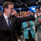 Mariano Rajoy, junto a la presidenta de la Comunidad de Madrid, Cristina Cifuentes, y al presidente del PP vasco, Alfonso Alonso, saluda a los asistentes a la convención, este domingo.-EFE / JULIO MUÑOZ