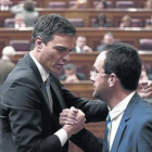 Pedro Sánchez felicita al portavoz Antonio Hernando, ayer, tras una intervención en el Congreso.-JUAN MANUEL PRATS