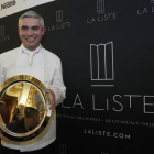 El chef Benoît Violier, el pasado diciembre, con el premio al mejor restaurante del mundo concedido por 'La Liste'.-AP / MICHEL EULER
