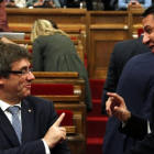 El presidente de la Generalitat, Carles Puigdemont, y el líder del PPC, Xavier García Albiol, el pasado noviembre, en el Parlament.-PERIODICO (ACN / MARÍA BELMEZ)