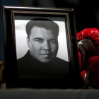 Un retrato recuerda al púgil fallecido.-AP / DAVID GOLDMAN