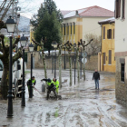 Las brigadas municipales doblaron turnos para acometer la limpieza tras la riada.-E.M.