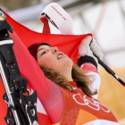 Michelle Gisin celebra su éxito en los Juegos de Pyeongchang.-EFE / JEAN-CHRISTOPHE BOTT