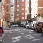 Las vallas con las que el Ayuntamiento prohibe aparcar en un lado de la calle Consulado-