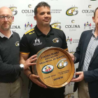 Iñaki Sicilia (presidente del Aparejadores), junto a David Martín (director deportivo) yEduardo González (vicepresidente).-ECB