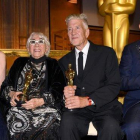 Geena Davis, Lina Wertmuller, David Lynch y Wes Studi, con sus Oscar, en la gala celebrada este domingo por la noche en Los Ángeles.-AFP