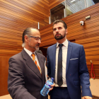 El portavoz socialista Luis Tudanca conversa con el portavoz de Ciudadanos, Luis Fuentes, en el debate del estado de la Comunidad el debate del estado de la Comunidad-ICAL