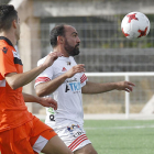 Adri, autor del gol del conjunto burgalés, trata de controlar el balón en presencia de un contrario.-SANTI OTERO