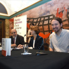 Iglesias y Juliana, en la presentación de Nudo España, esta tarde, en el Teatro Principal-ÁNGEL DE CASTRO