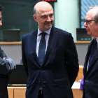 El ministro de Economía italiano, Pier Carlo Padoan (derecha), su homólogo español, Román Escolano (izq) y el comisario europeo Pierre Moscovici, antes de la reunión del Eurogrupo, el 12 de marzo.-/ AFP / EMMANUEL DUNAND