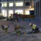 Un trabajador en la obra para reurbanizar la plaza de Santo Domingo, una de las actuaciones incluidas en las inversiones sostenibles de 2016.-ISRAEL L. MURILLO