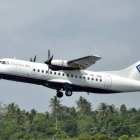 Imagen de un avión de la compañía Trigana Air Service ATR42-300, el mismo modelo que se ha estrellado en Papúa.-AP