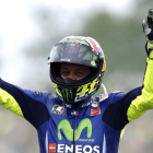Valentino Rossi levanta los brazos durante la vuelta de honor del GP de Holanda.-AFP