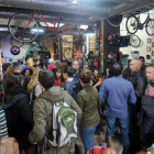 Familiares, amigos y vecinos del barrio acudieron ayer por la tarde a la fiesta de inauguración de La Estación de Bicicletas, situada en la calle del Rey Don Pedro.-ISRAEL L. MURILLO