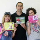Ana Isabel Nuñez, Sergio Hernández y Ainara García sostienen parte de la colección.-R.O.