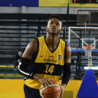 Rivero se prepara para lanzar un tiro libre con la camiseta xeneize.-TWITTER