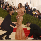 Beyoncé Knowles, con brillos de silicona en nude, se deja colocar el vestido de látex.-LUCAS JACKSON / REUTERS