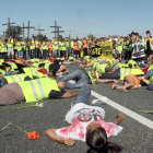 Los vecinos avanzaron por la Nacional desde Quintanapalla hasta el lugar del último accidente mortal en el que fallecieron dos jóvenes gallegos, para protestar por la peligrosidad de la vía.-G. G.