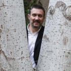 Luisgé Martín, en los jardines del Palau Robert de Barcelona.-JULIO CARBÓ