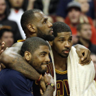 LeBron James, Kyrie Irving y Tristan Thompson.-Foto: AP