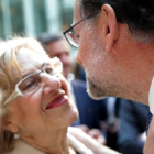 Rajoy saluda a Carmena, en el acto oficial de la festividad del 2 de Mayo.-JUAN MANUEL PRATS