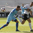 DiegoCervero forcejea con un jugador del Atlético de Madrid B.-SANTI OTERO