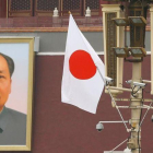 Las banderas china y japonesa ondean frente a un retrato del expresidente chino Mao Zedong en la Puerta de Tiananmen antes de la visita del primer ministro de Japón.-REUTERS / THOMAS PETER